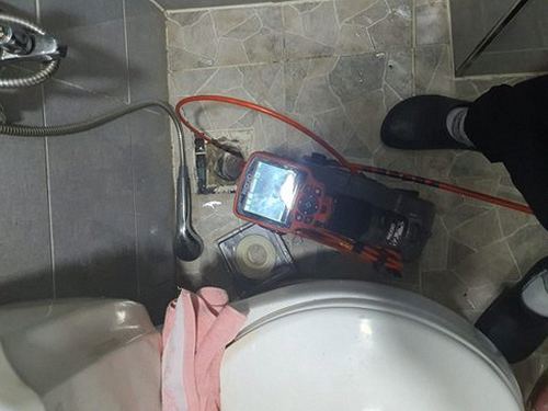 서대문구 하수구막힘 배관 내부를 확인하고 막힘 구간을 세척하는 작업 과정
